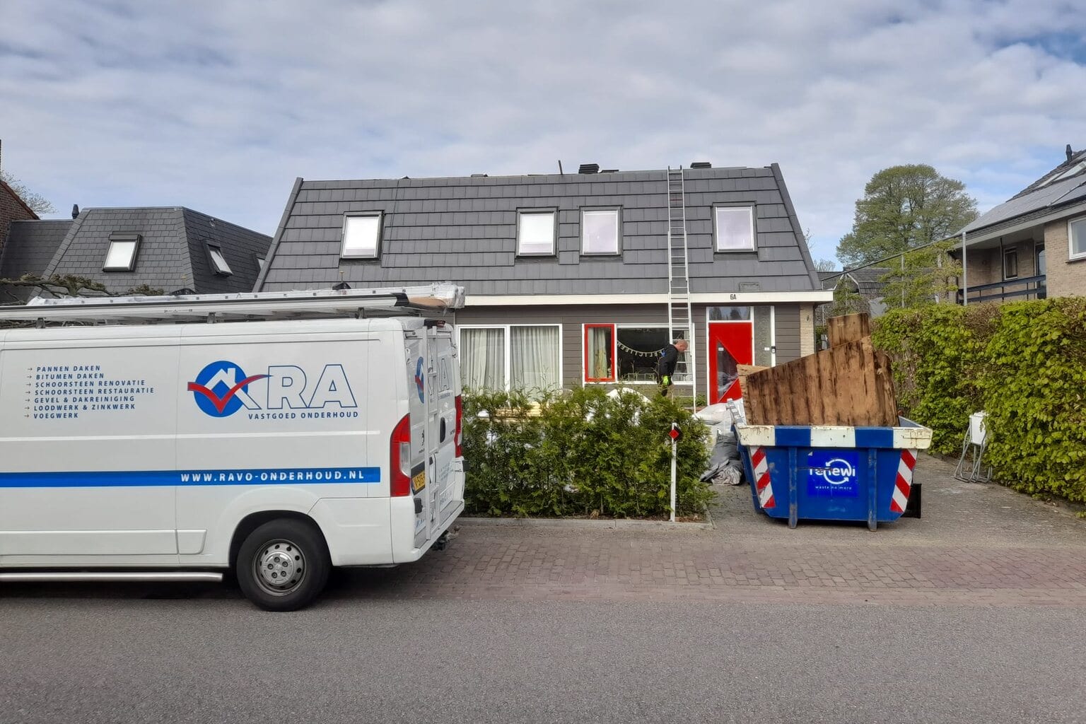 Na de renovatie: woning met nieuw pannendak en volledig afgewerkte dakkapellen