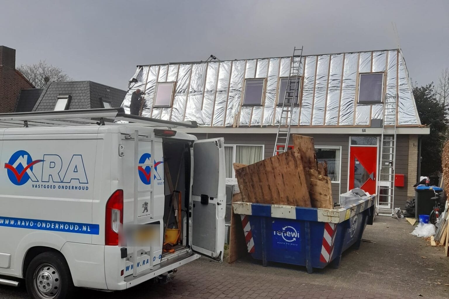 Voor de renovatie: dak voorzien van isolatiefolie met geopende dakkapelconstructie